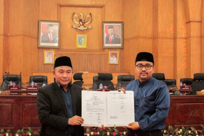 
 10 Fraksi DPRD Kabupaten Batu Bara telah menerima dan menyetujui Ranperda perubahan Nomor 6 Tahun 2020 tentang penyelenggaraan perhubungan ditetapkan menjadi Peraturan Daerah Kabupaten Batu Bara.