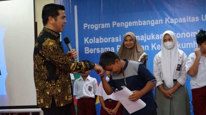
 Bane Raja Manalu memberikan beasiswa kepada siswa-siswi Binjai Langkat