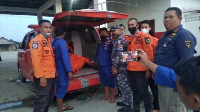 
 korban berhasil di temukan oleh tim BPBD Batu Bara ,Pol Airut Pagurawan dan Posal Pagurawan (foto: eka BPBD / images) 
