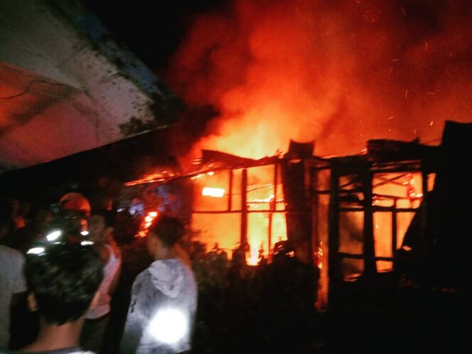 
 Kebakaran rumah di Jalan Solo, Kecamatan Tanjung Tiram, Kabupaten Baru Bara malam hari ini (Foto: Bundarantimes)