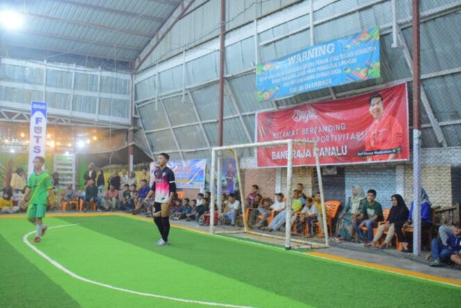 
 Antusias Masyarakat Tanjung Tiram Menonton Pertandingan Futsal (Foto: Bundarantimes)