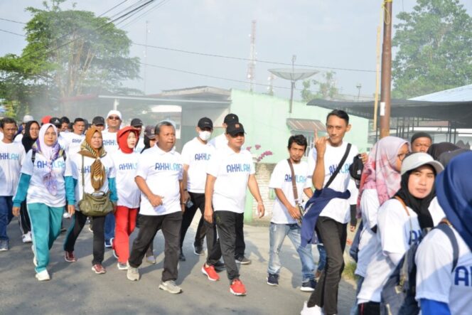 
 Tampak Bupati Zahir ditengah masyarakat yang ikuti jalan sehat (Foto: Kominfo/Bundarantimes)