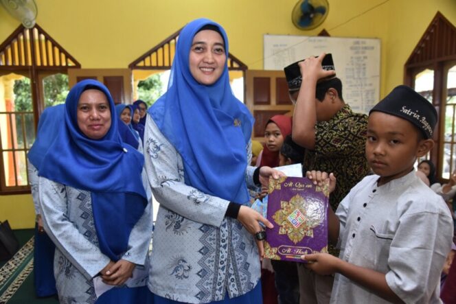 
 Ny. Maya Serahkan Bantuan Al-Qur’an Dan Honor Guru Ngaji