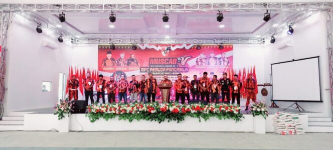 
 Zulkifli Has beserta seluruh ketua PAC se-kabupaten Batu Bara (Foto: Dok/Bundarantimes)