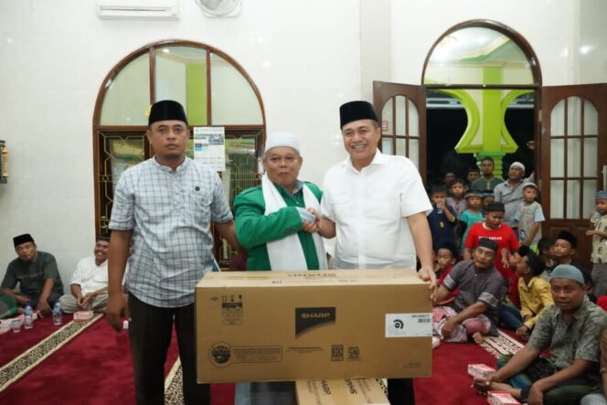 
 Safari Ramadhan di Masjid Qubah Desa Tanjung Kubah, Bupati Zahir Serahkan Bantuan 2 Unit AC