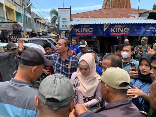 
 Rakyat Antusias Menyambut Kedatangan Dato’ Syamsul Arifin Bersama Putri Kandungnya Beby Arbiana