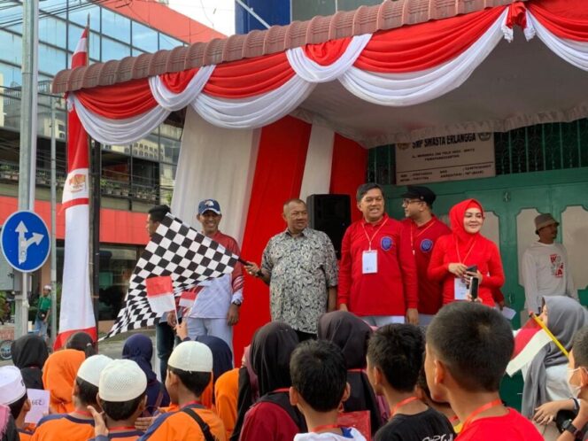 
 Beby Arbiana membuka acara gerak jalan santai yang didampingi ayahanda Dato' Seri H. Samsul Arifin, SE di SMA Erlangga Siantar.