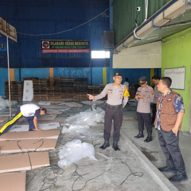 
 Plt. Polsek Lima Puluh, Riwanhto melakukan pengecekan di gudang Logistik KPU Batu Bara. 