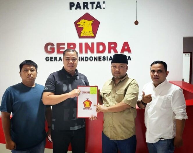 
 Penyerahan SK DPC Gerindra Batu Bara Yang Baru oleh Sekretaris DPD Gerindra Sumut, Sugiat Santoso di Kantor DPD Gerindra Sumut.