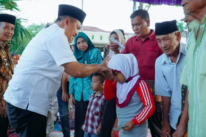 
 Bupati Zahir Santuni Anak Yatim dan Duafa di Kenduri Laut