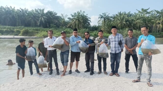 
 Yayasan Cinta Lingkungan Hidup Lentera Nusantara Tabur 10 Ribu Benih Patin di Sei Tanjung