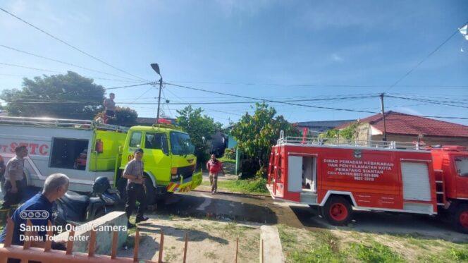 
 5 Unit Rumah Terbakar di Jalan Bah Bolon Siantar, PT STTC Bantu Pemadaman