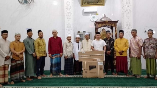 
 Masjid Al – Hijratul A’zhom Terima Bantuan AC Dari Desa Pahang