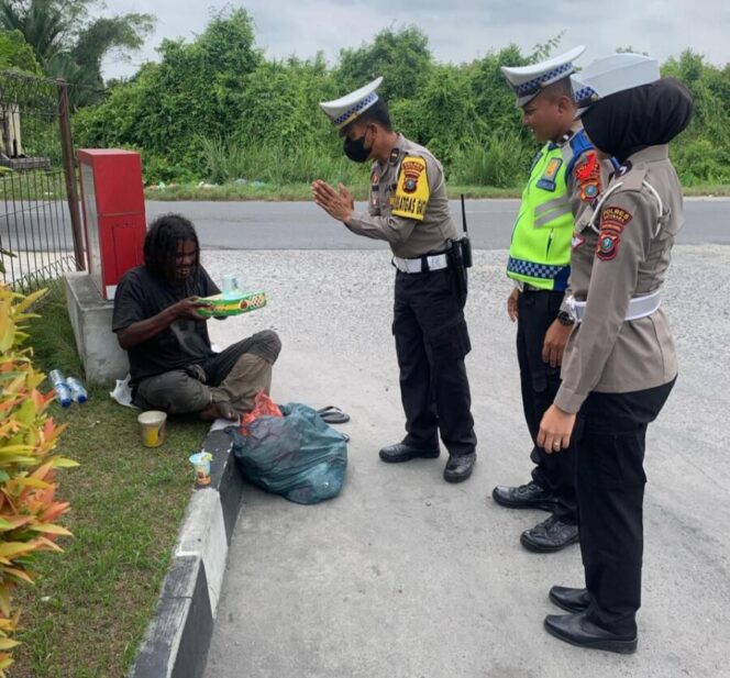 
 Jumat Berkah, Satlantas Polres Batu Bara Melakukan Patroli dan Berbagi