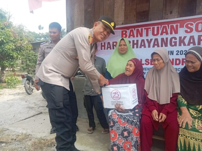 
 HUT Bhayangkara ke-78, Polsek lndrapura Berikan Bantuan Sosial