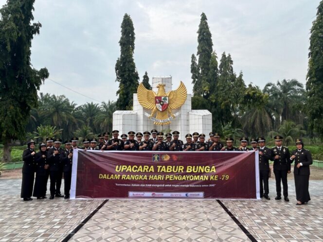 
 Kenang Jasa Para Pahlawan, Lapas Kelas IIA Labuhan Ruku Laksanakan Ziarah Tabur Bunga