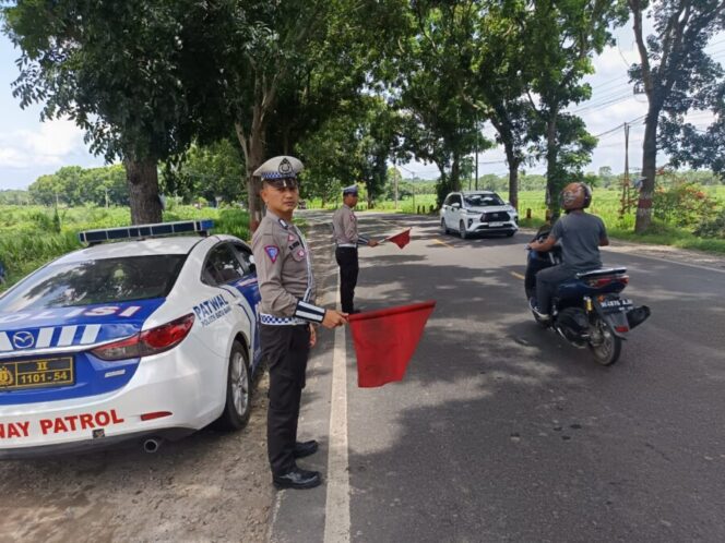 
 Satlantas Polres Batu Bara Kibas Bendera dan Video Situasi Arus Lalu Lintas