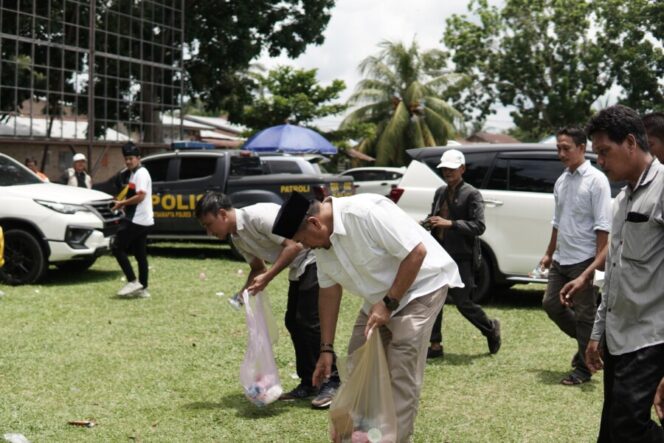 
 Tak Langsung Pulang, Paslon 02 Mengutip Sampah di Lapangan Kampanye Damai