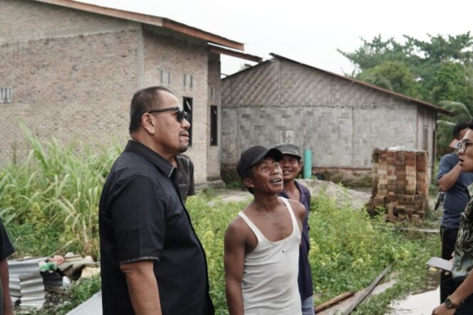 
 Sigap! Cabup Batu Bara Baharuddin Bantu Korban Angin Puting Beliung