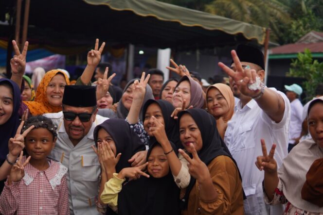 
 Emak – Emak Desa Bangun Sari Antusias Foto 2 Jari Dengan Baharuddin Cabup Bupati Batu Bara