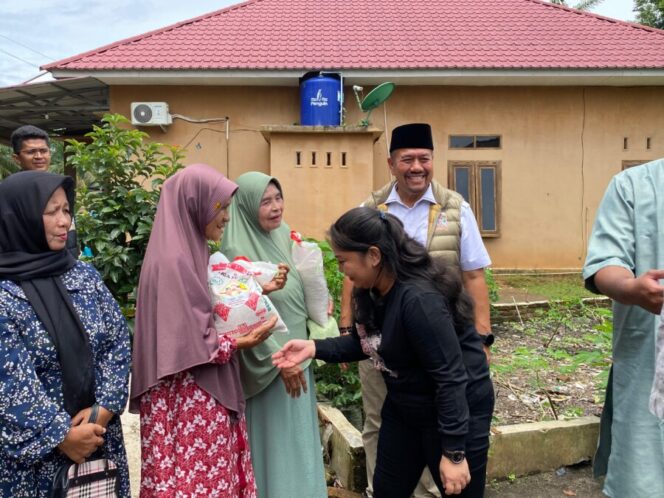 
 Didampingi Kader Golkar, Baharuddin Berbagi Sembako Kepada Lansia