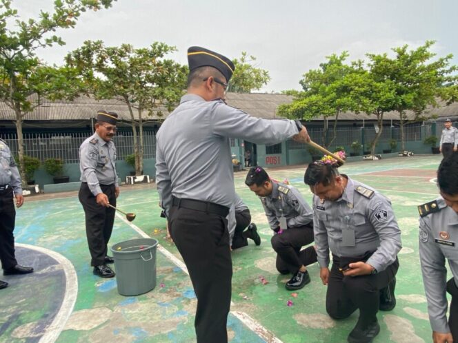 
 Lapas Kelas IIA Labuhan Ruku Gelar Upacara Kenaikan Pangkat