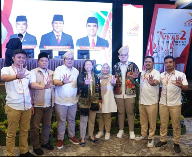 
 TIDAR Sematkan Cendramata Khas Melayu Batubara Kepada Keponakan Presiden Prabowo