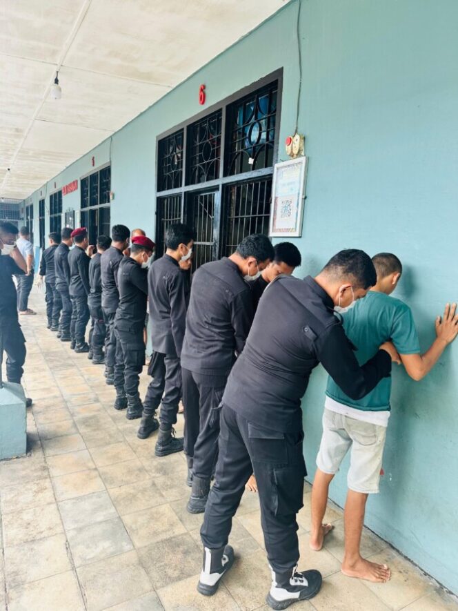 
 Pastikan Keamanan Kondusif, Lapas Labuhan Ruku Kembali Lakukan Razia