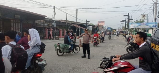 
 Personil Polsek Labuhan Ruku Melaksanakan Kegiatan Pengaturan Arus Lalulintas