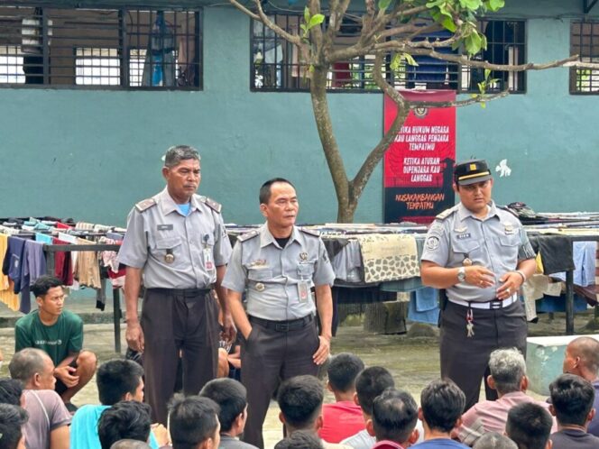 
 Jajaran KPLP dan Kamtib Bersama-sama Lakukan Razia di Blok Hunian