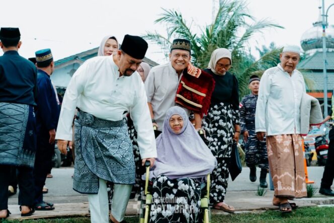 
 Bersama Ibunda, Bupati Batu Bara Laksanakan Sholat Idul Fitri di Kampung Halaman