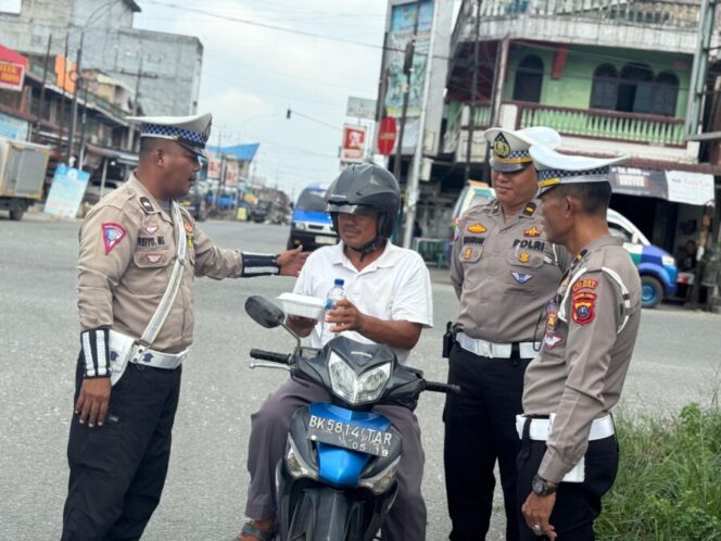 
 Jum’at Berkah, Satlantas Polres Batubara Gelar Kegiatan Berbagi