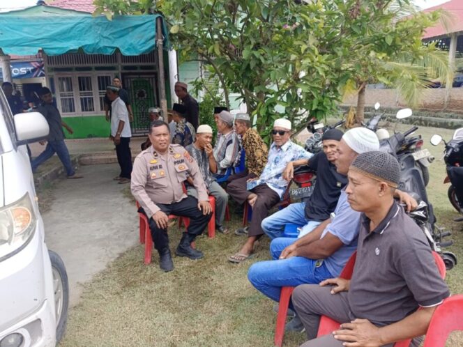 
 Wujud Rasa Empati, Personil Polsek Labuhan Ruku Melayat ke Rumah Waga