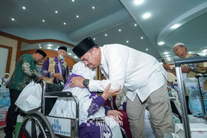 
 Suasana Haru, Bupati Batu Bara Sambut Kepulangan Jemaah Haji Batu Bara