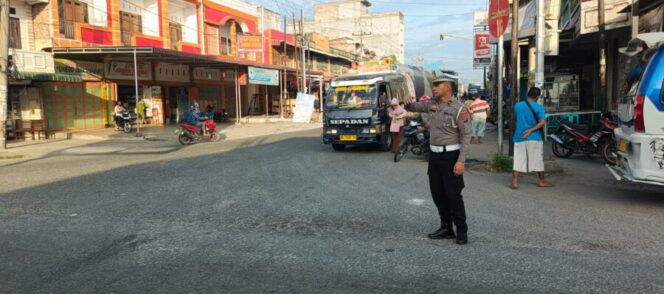 
 Semangat Melindungi di Pagi Hari, Satlantas Polres Batubara Lakukan Pengaturan Lalin