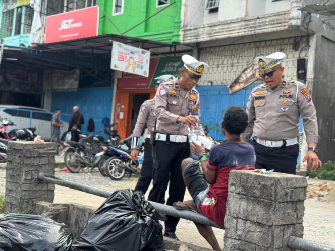 
 Tak Hanya Patroli, Satlantas Polres Batubara Sempatkan Berbagi Nasi Kotak Ke ODGJ