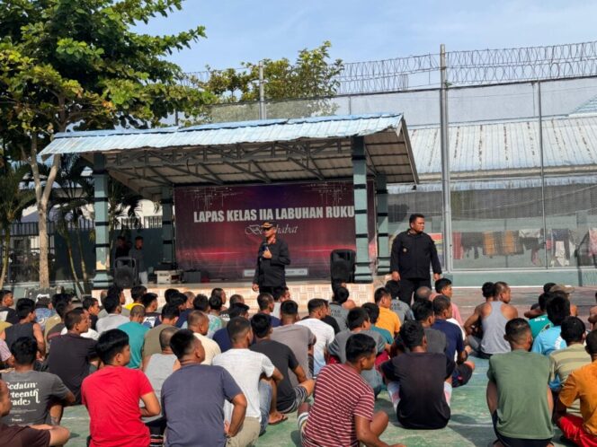 
 Kalapas Labuhan Ruku Beri Pengarahan Kepada Warga Binaan: Jaga Kesehatan dan Jalin Kebersamaan