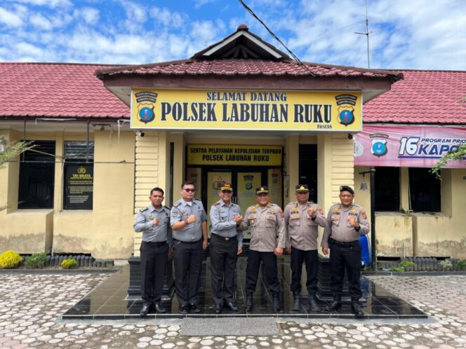 
 Kalapas Labuhan Ruku Sambangi Polsek, Tingkatkan Sinergitas Keamanan Lapas