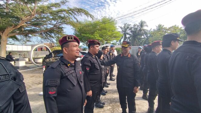 
 Apel Pagi di Lapas Labuhan Ruku: Kalapas Lakukan Pemeriksaan Kerapian Petugas.