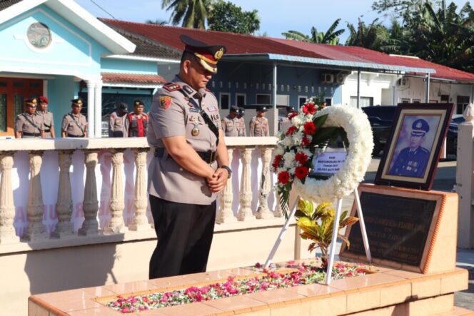 
 Peringati HUT Bhayangkara Ke 79, Kapolres Batubara Ziarah dan Tabur Bunga