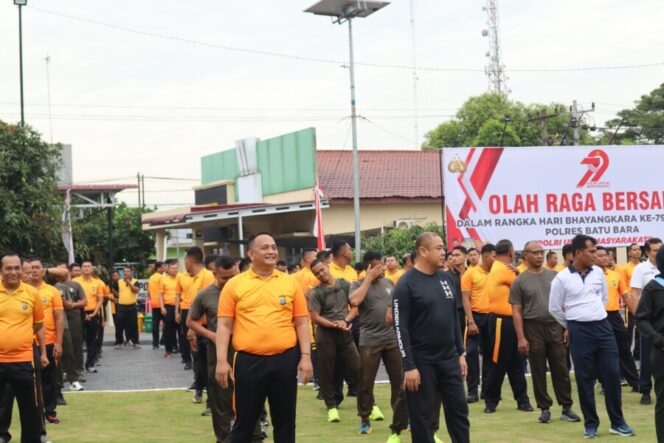 
 Semangat HUT Bhayangkara, Kapolres Batu Bara Pimpin Olahraga Bersama Masyarakat