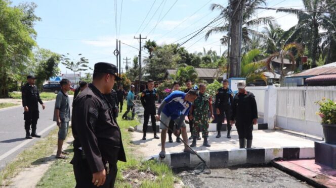 
 Lapas Labuhan Ruku Wujudkan Pemasyarakatan yang Bermanfaat Lewat Aksi Bersih-Bersih Parit.