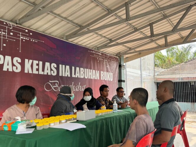 
 Peduli Kesehatan Warga Binaan, Lapas Labuhan Ruku Gelar Tes TBC Massal.