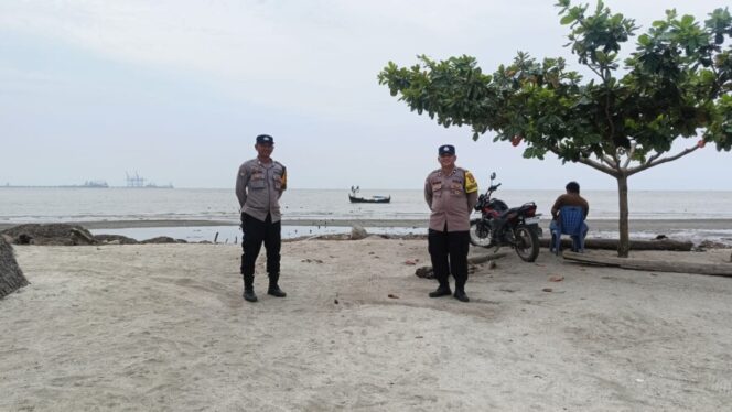 
 Berikan Rasa Aman, Personil Polsek Indrapura Lakukan Pengamanan Objek Wisata