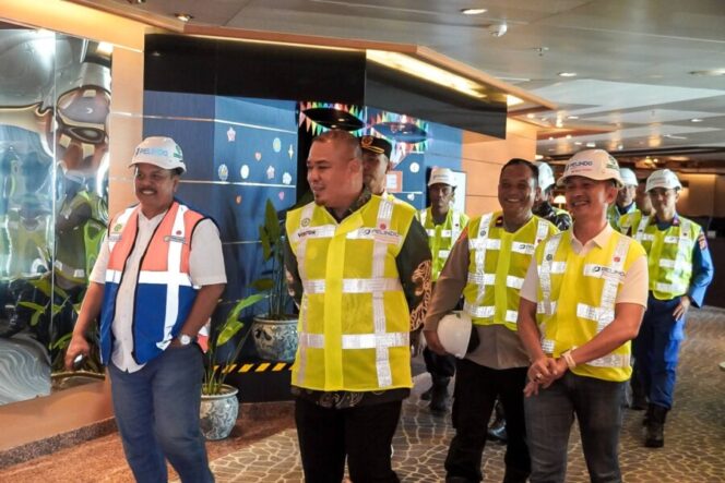 
 Wabup Batu Bara Tinjau Kapal Pesiar Yang Bersandar di Pelabuhan Pelindo