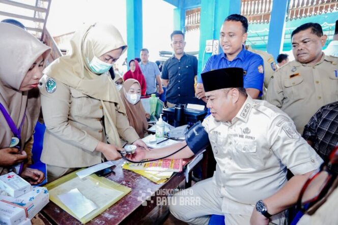 
 Dinkes Batu Bara Hadir di Program Berlayar: Pemeriksaan Kesehatan Gratis Disambut Antusias Warga