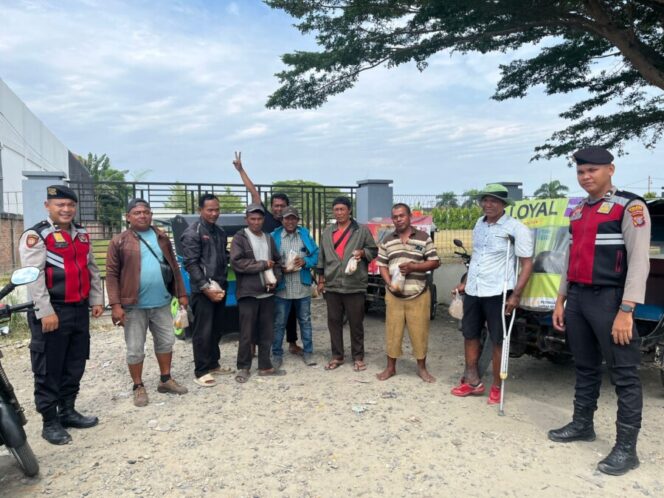 
 Jumat Berkah, Samapta Polres Batu Bara Berbagi Nasi Bungkus Kepada Warga