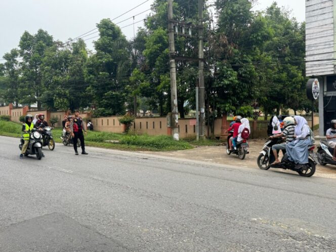 
 Satlantas Polres Batu Bara Hadir Ditengah Masyarakat Mengatur Lalu Lintas
