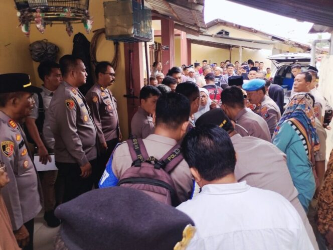 
 Tangis Duka Warnai Perpisahan: Kapolres Batu Bara dan Jajaran Melayat ke Rumah Duka AIPTU Fran Santoso