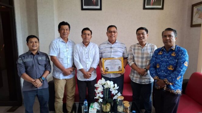 
 Sinergi untuk Demokrasi : Kasat Intelkam Terima Penghargaan dari Bawaslu Batu Bara